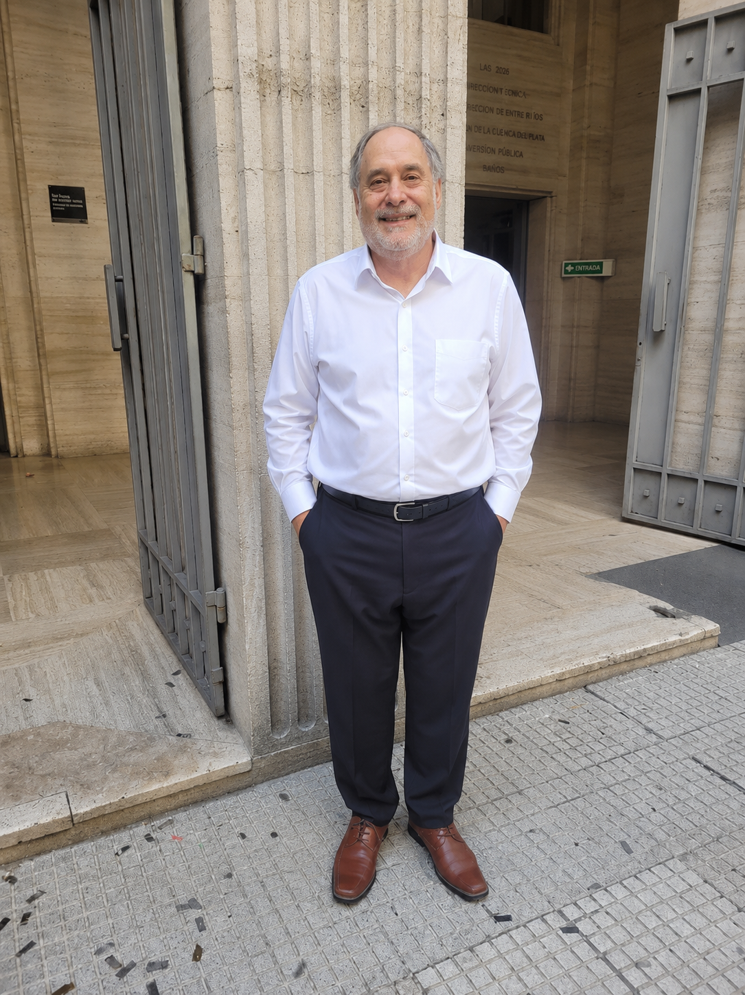 Gabriel Katz entrando a una reunión ejecutiva de ventas B2B